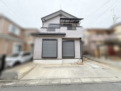 洗練された佇まいが街並みに調和する、落ち着きと安心感のある外観デザイン。