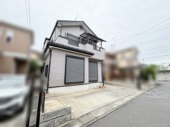 街並みに調和する落ち着いた色合いの外観が、穏やかな日常の始まりを感じさせます。