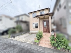 街並みに馴染む落ち着いた佇まいが心地よい、穏やかな日常を予感させる外観です。