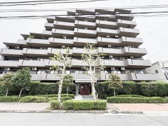 緑豊かな植栽と調和する重厚感のある佇まいが、穏やかで上質な日常を予感させます