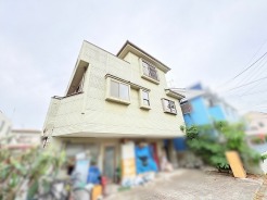 個性的なフォルムが目を引く佇まいが、穏やかな日常へと誘う心地よい空間を演出します。