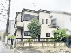 街並みに調和する落ち着いた外観が、穏やかな暮らしの時間を予感させます。