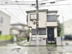 周囲の落ち着いた環境に溶け込む、穏やかな佇まいが印象的な住まい