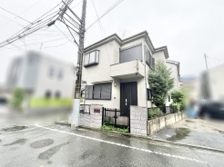 落ち着いた色合いの外観と手入れの行き届いた植栽が調和する、穏やかな佇まいが広がる住まい。