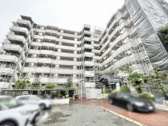 街並みに溶け込む落ち着いた佇まいは、心地よい日常の始まりを予感させます