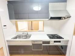 洗練された色合いで統一された空間が日々の作業を心地よく彩ります