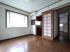 木の温もりが感じられる落ち着いた色合いで統一された心地よい空間