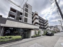 洗練された佇まいが周囲の街並みに調和する落ち着いた外観デザインです