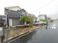 落ち着いた佇まいが街並みに溶け込む、穏やかな日常を予感させる外観です。