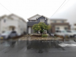 街並みに調和する洗練された佇まいが、日々の暮らしに心地よい安らぎをもたらします。
