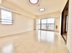 すっきりと整った空間に心地よい広がりを感じさせる穏やかな室内空間