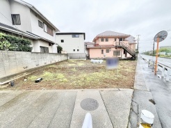 周囲の建物と調和しながら穏やかな空気が流れる開放的な敷地空間
