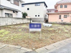 周辺環境と調和する落ち着いた佇まいで、新しい暮らしの構想が広がる開放的な空間です。