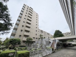 緑豊かな植栽と洗練された外観が調和する、落ち着いた佇まいの住まい。