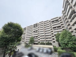 豊かな緑に囲まれ、落ち着いた存在感を放つ佇まいが日々の暮らしに安らぎをもたらします。