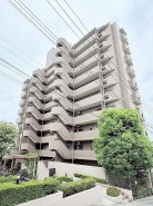 豊かな緑と調和する落ち着いた佇まいが、穏やかな日常の始まりを予感させます。