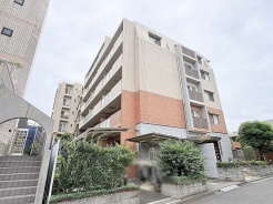 街並みに調和する落ち着いた佇まいと、丁寧に手入れされた植栽が心地よい日常を演出します。