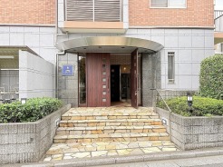 重厚感のある構えと自然石のアプローチが訪れる人を穏やかに迎え入れる空間