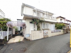 落ち着いた色合いの外観と上品な意匠が調和する、心安らぐ佇まいの住まいです。
