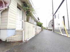穏やかな住宅街に佇む落ち着いた佇まいが、日々の暮らしに心地よい静寂をもたらします。