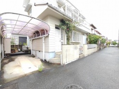 穏やかな街並みに馴染む落ち着いた佇まいが日々の暮らしに安らぎをもたらします