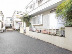 緑豊かな街並みに溶け込む、穏やかな日常を予感させる佇まい