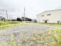 周辺の開放的な空気が心地よく、新しい暮らしの構想が広がるゆとりある敷地です。