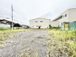 開放感のある広々とした敷地で思い描くプランを自由に形にできる空間です。
