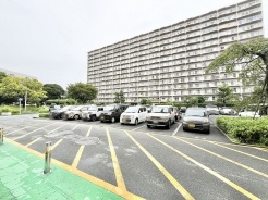 青空の下にゆとりある敷地が広がり、穏やかな日常を包み込むような景観です。