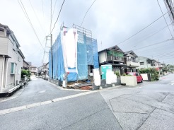 落ち着いた住環境に新しい物語が紡がれる、静かで穏やかな街並みに佇む現地周辺の風景です。