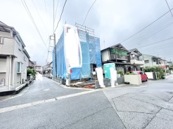 落ち着いた住宅街に溶け込む、これからの新しい暮らしへの期待が高まる風景。