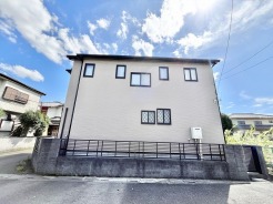 青空が広がる穏やかな環境に佇む、すっきりと整った外観デザインが心地よい住まい