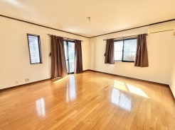 木の温もりが広がる穏やかな空間で、心地よい時間を過ごせる落ち着いた佇まいです。