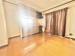 木の温もりが感じられる落ち着いたトーンでまとめられた心地よい空間です