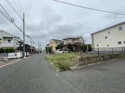 穏やかな空気が流れる閑静な住宅街に佇み、日々の暮らしをしっとりと包み込む心地よいロケーション。