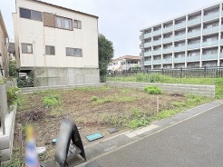 周囲の建物と程よい距離感を保ちながら開放的な空気が流れる心地よい敷地です