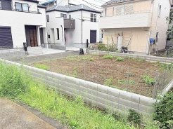周辺の落ち着いた街並みに調和する、開放感とゆとりを感じられる敷地です