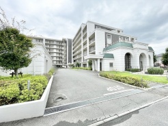洗練された佇まいが街並みに調和し、穏やかな日常を予感させる佇まいです。