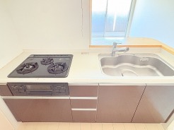 すっきりと整えられた空間に機能性が調和する心地よい佇まい