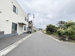 周辺の緑とすっきりと整備された街並みが心地よい、穏やかな空気が流れるアプローチ。