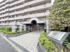 重厚感のある石張りのアプローチが日常に品格と落ち着きをもたらします