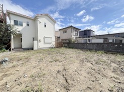 青空が広がり心地よい風が吹き抜ける開放的な空間が広がっています
