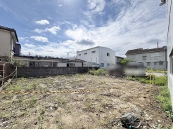開放的な空が広がり心地よい風が通り抜けるゆとりある敷地です