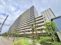 豊かな緑と調和する落ち着いた佇まいが、心地よい日常の時間を予感させます。