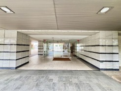 重厚感のある石貼りの壁面が、帰る人を静かに迎え入れる落ち着きのある空間です。