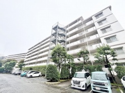 落ち着いた佇まいと豊かな緑に包まれた、穏やかな時間が流れる住まい
