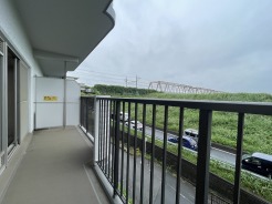 開放的な景色が広がり心地よい風を感じられるゆとりあるバルコニー空間