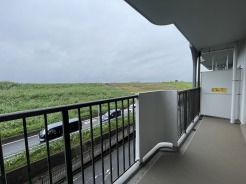 遮るもののない開放的な眺望が広がり心地よい風を感じられる屋外空間