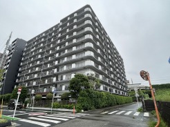 街並みに調和する堂々とした佇まいが、穏やかな日常の始まりを感じさせます。