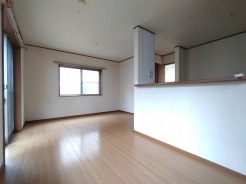 落ち着いた色合いの木目が心地よい、家族の時間がゆったりと流れる広々とした空間です。